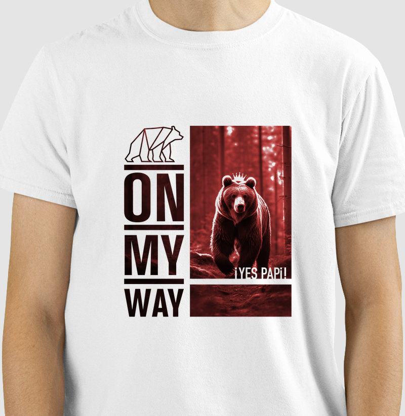 Camiseta Branca Yes Papi — On My Way (Estampa vermelha)