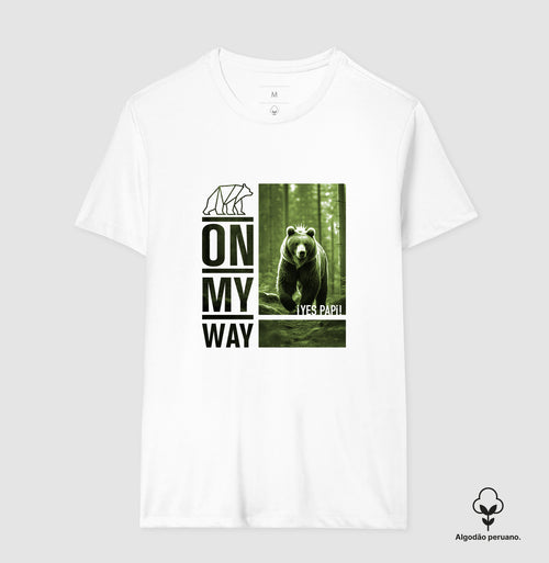 Camiseta Branca Yes Papi — On My Way (Estampa verde)