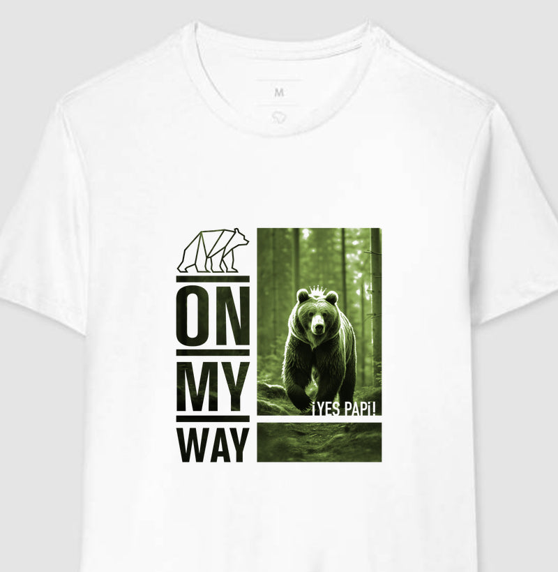 Camiseta Branca Yes Papi — On My Way (Estampa verde)