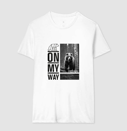 Camiseta Branca Yes Papi — On My Way (Estampa preta)