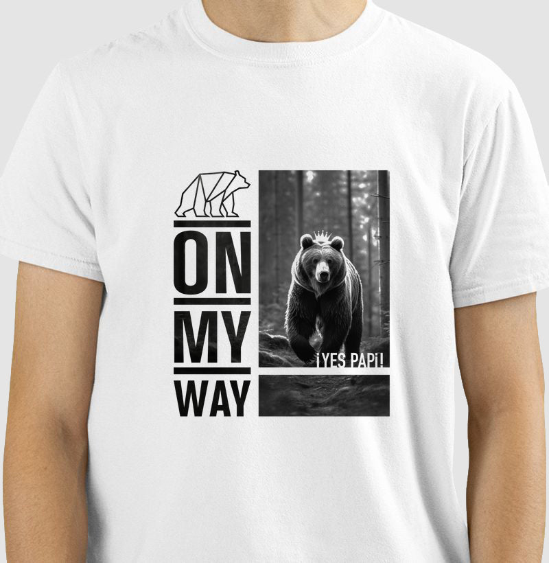 Camiseta Branca Yes Papi — On My Way (Estampa preta)
